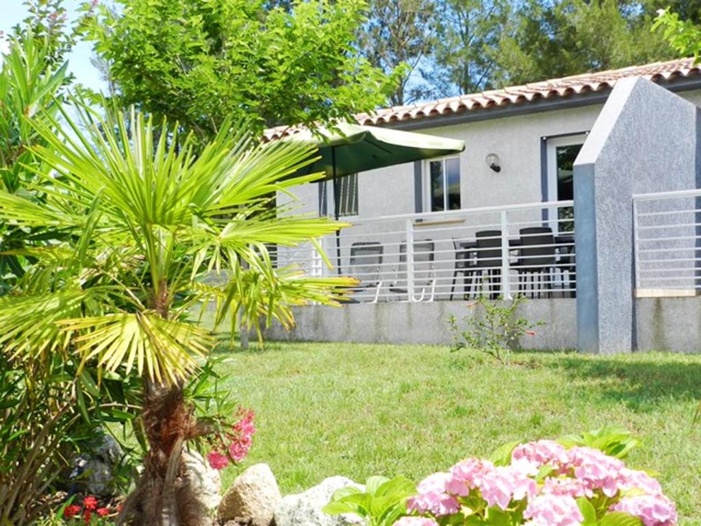 Zahrada ubytování Maison de 2 chambres avec piscine partagee jardin clos et wifi a Ghisonaccia