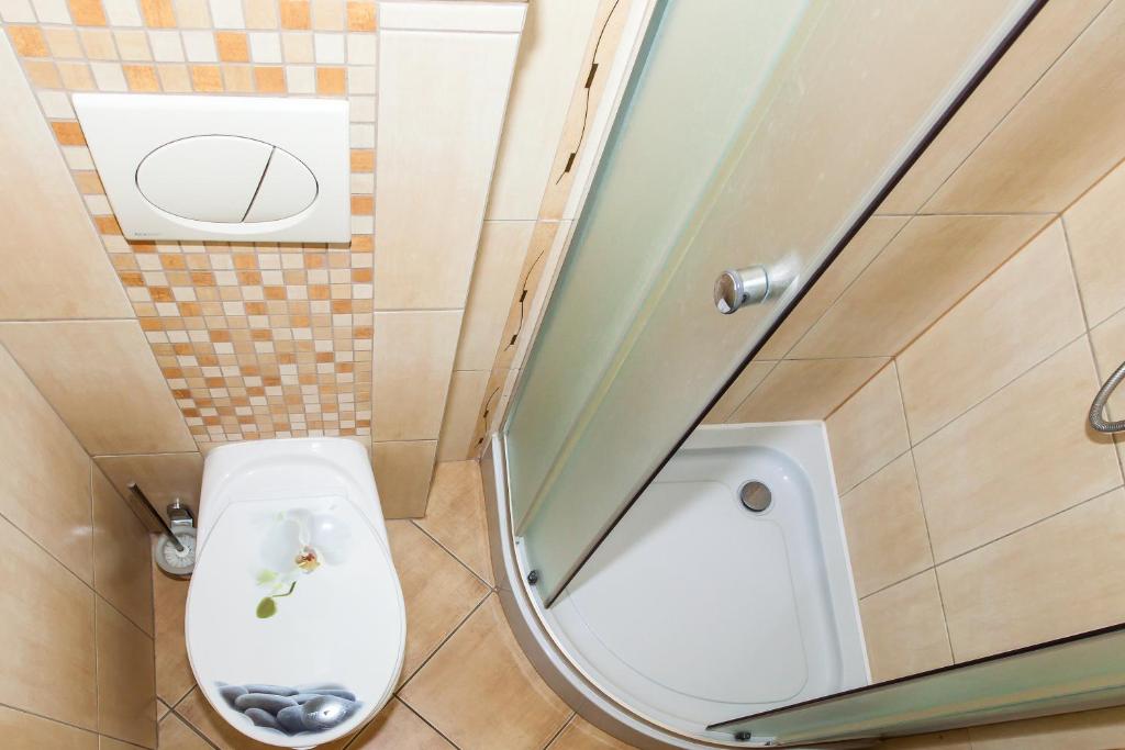 Kúpeľňa v ubytovaní Poddasze na Piwnej