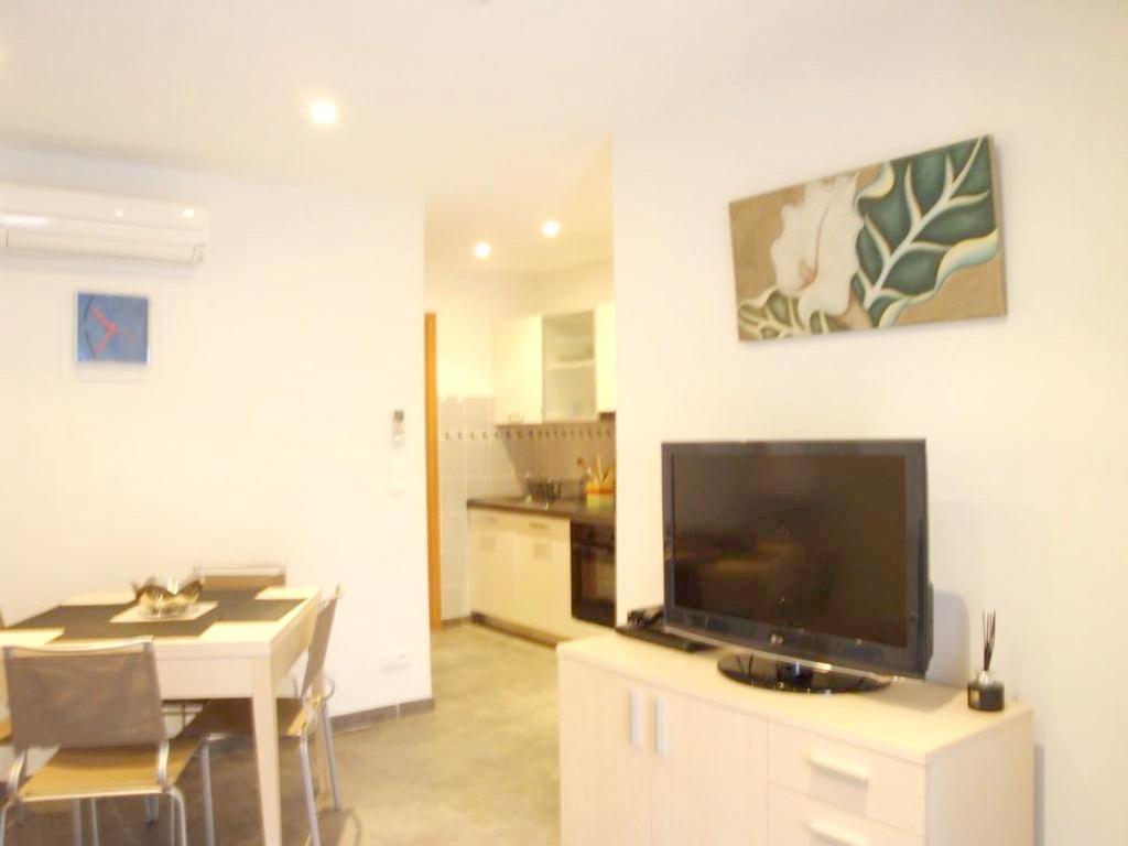 โทรทัศน์และ/หรือระบบความบันเทิงของ Appartement charmant à Galéria avec vue sur mer, 39 m²