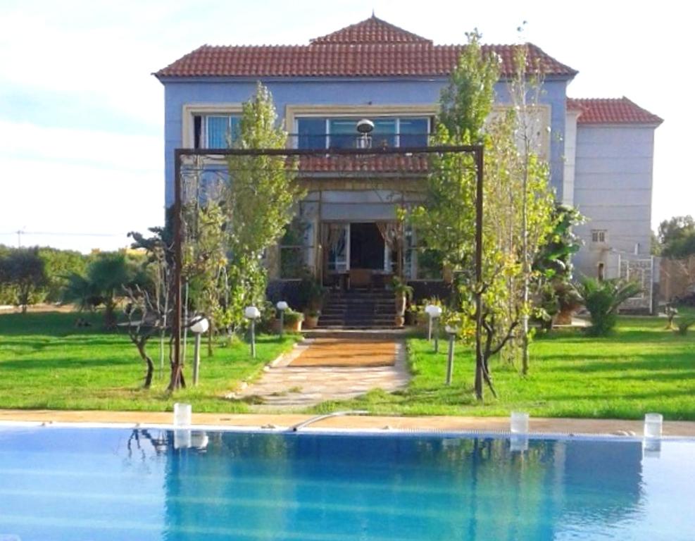 Bassenget på eller i nærheten av 3 bedrooms villa with private pool and garden at Laghnimyene