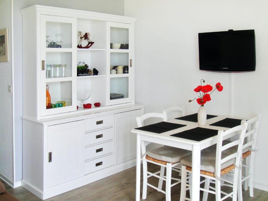 un comedor con una cabaña blanca y una mesa en Appartement d'une chambre a Quiberon a 50 m de la plage avec vue sur la mer balcon amenage et wifi en Quiberon