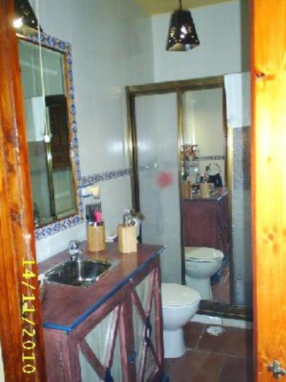 łazienka z umywalką, toaletą i lustrem w obiekcie Elegant villa in Padul with private pool w mieście Padul
