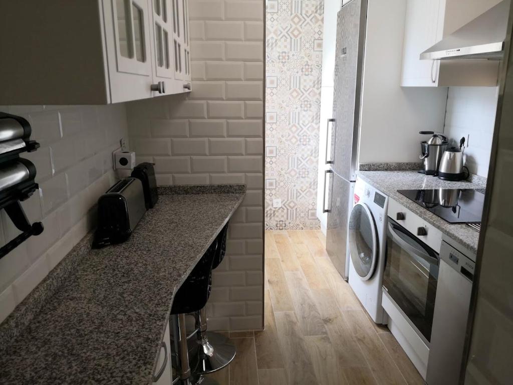 Kuchyň nebo kuchyňský kout v ubytování Charming apartment in Mogro with sea and mountain views