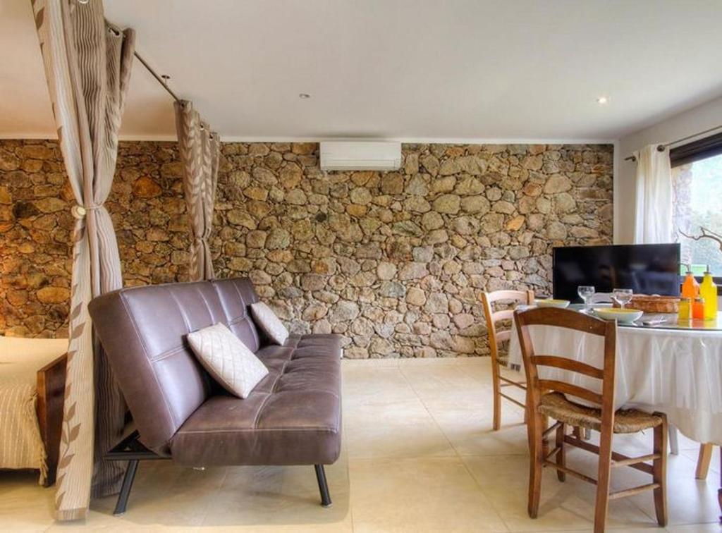 Posezení v ubytování Studio accueillant à Moltifao 30 m² avec terrasse et jardin