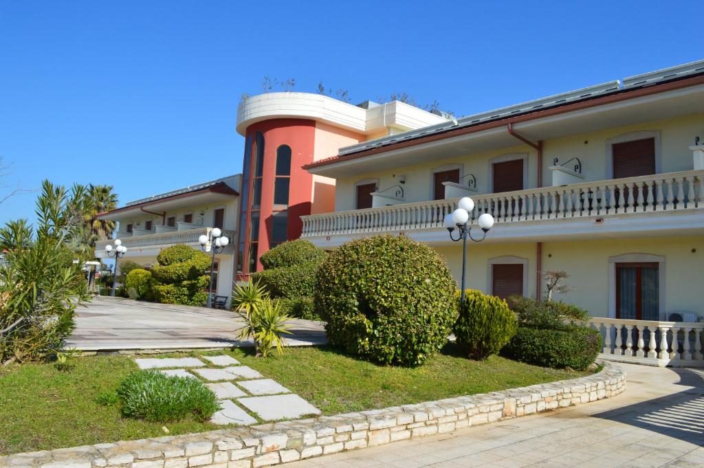 Unico Serrone Palace