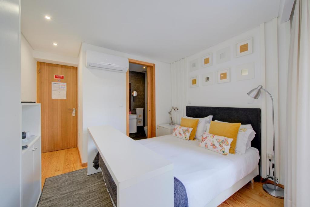 Postel nebo postele na pokoji v ubytování Bellu Suites