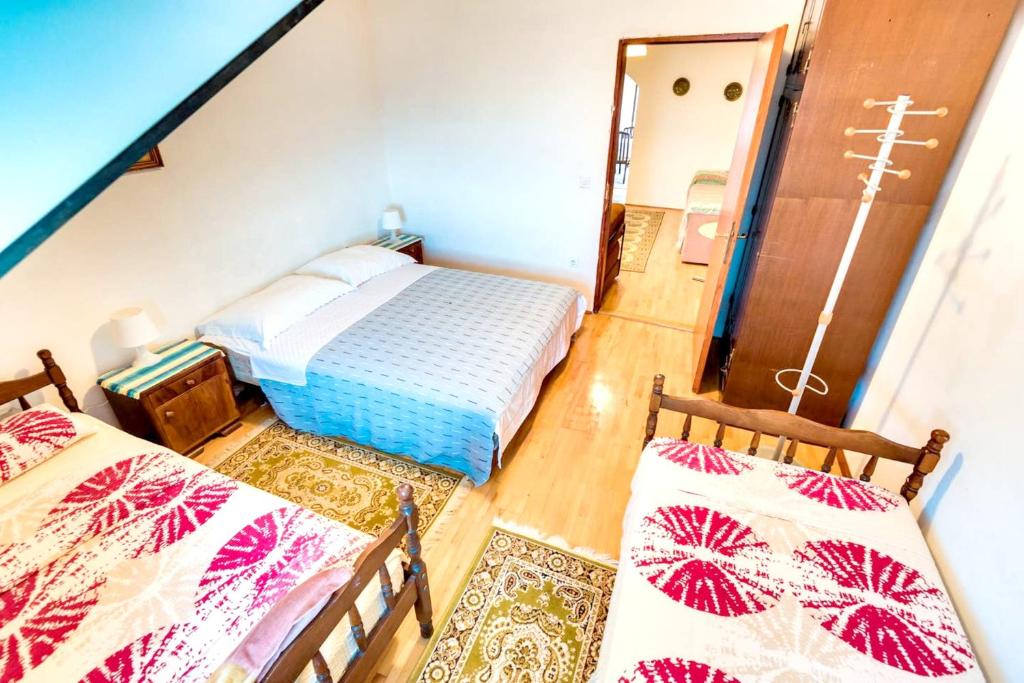 Postel nebo postele na pokoji v ubytování Cosy Apartment with Sea View in Zlarin - 50 sqm + Terrace