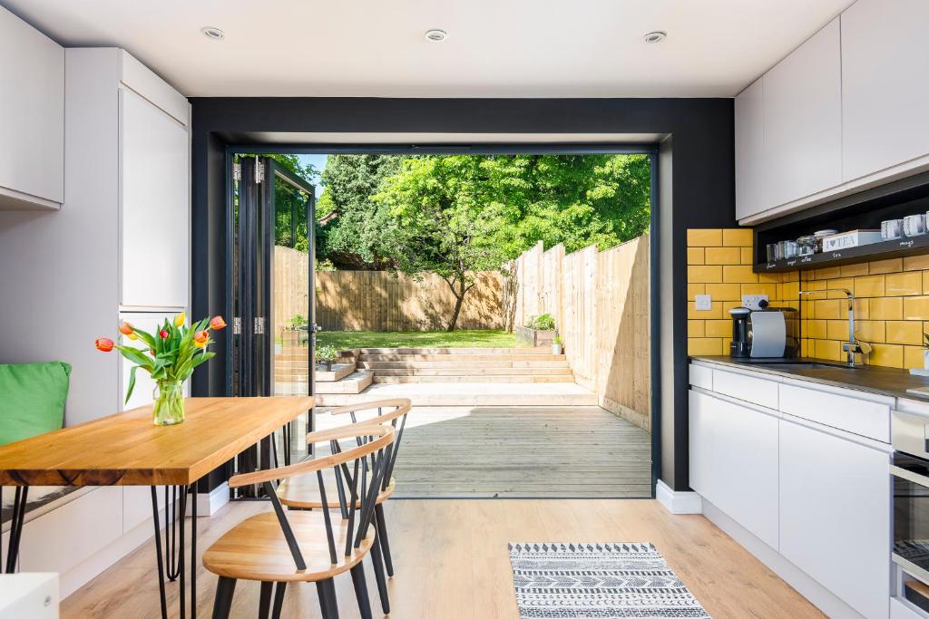 a kitchen and dining room with a table and chairs at 2 bed house close to Town Centre in Bracknell