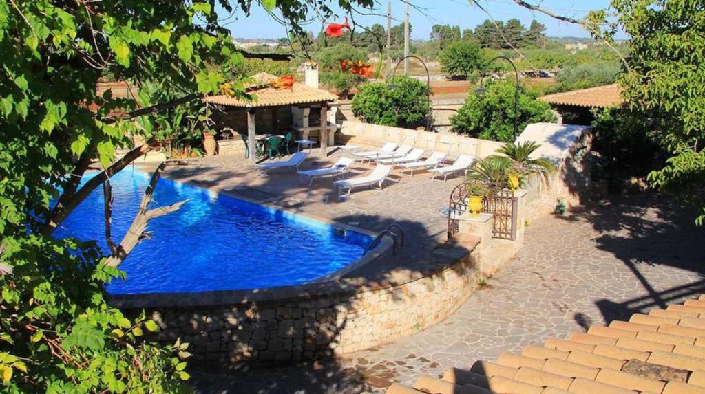Výhľad na bazén v ubytovaní 2 bedrooms appartement with shared pool furnished garden and wifi at Castrignano del Capo 4 km away from the beach alebo v jeho blízkosti