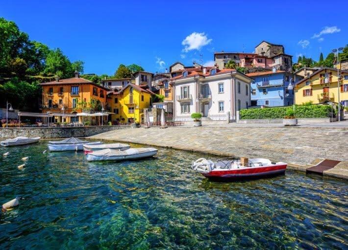 un grupo de barcos en el agua en una ciudad en Stupenda Villa vista lago Mergozzo en Mergozzo