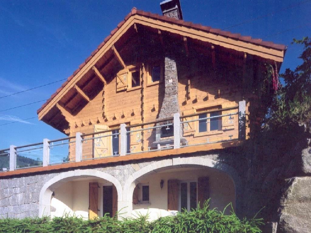 Casa de madera con balcón en la parte superior. en Chalet de 5 chambres avec jardin clos et wifi a La Bresse a 9 km des pistes, en La Bresse