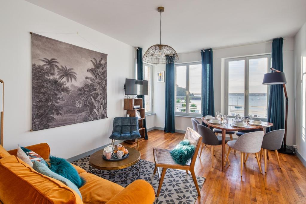 - un salon avec une table et une salle à manger dans l'établissement Le Zénith - avec vue mer, à Saint-Malo