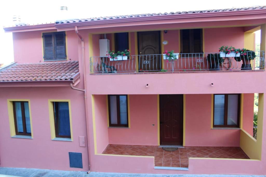 Balkon lub taras w obiekcie Charming apartment in Nughedu Santa Vittoria - 90 m² with fireplace