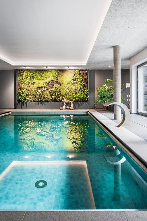 Bazén v ubytování Hôtel WELLNESS EAU DE ROCHE Durbuy nebo v jeho okolí