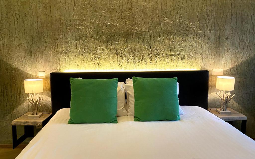 Postel nebo postele na pokoji v ubytování Hôtel WELLNESS EAU DE ROCHE Durbuy