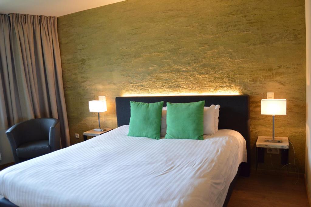 Postel nebo postele na pokoji v ubytování Hôtel WELLNESS EAU DE ROCHE Durbuy