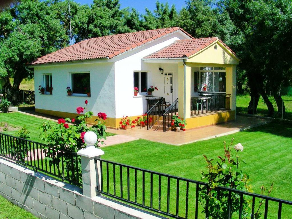 una pequeña casa con una valla en un patio en 2 bedrooms villa with private pool garden and wifi at La Calzada de Bejar, en La Calzada de Béjar