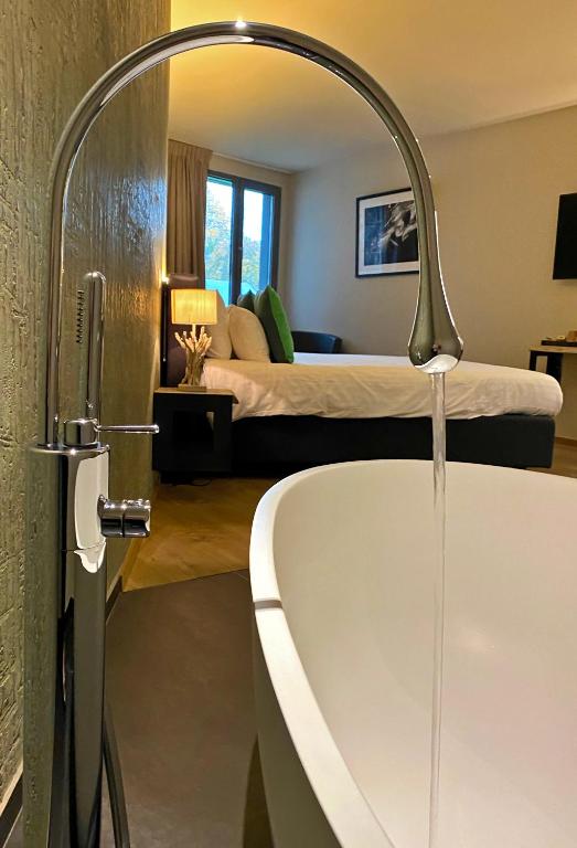 Postel nebo postele na pokoji v ubytování Hôtel WELLNESS EAU DE ROCHE Durbuy