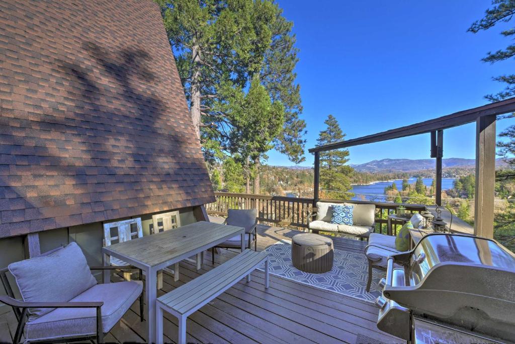 eine Terrasse mit einem Tisch, Stühlen und einem Grill in der Unterkunft A-Frame Home with 3 Decks and Lake Arrowhead Views! in Lake Arrowhead