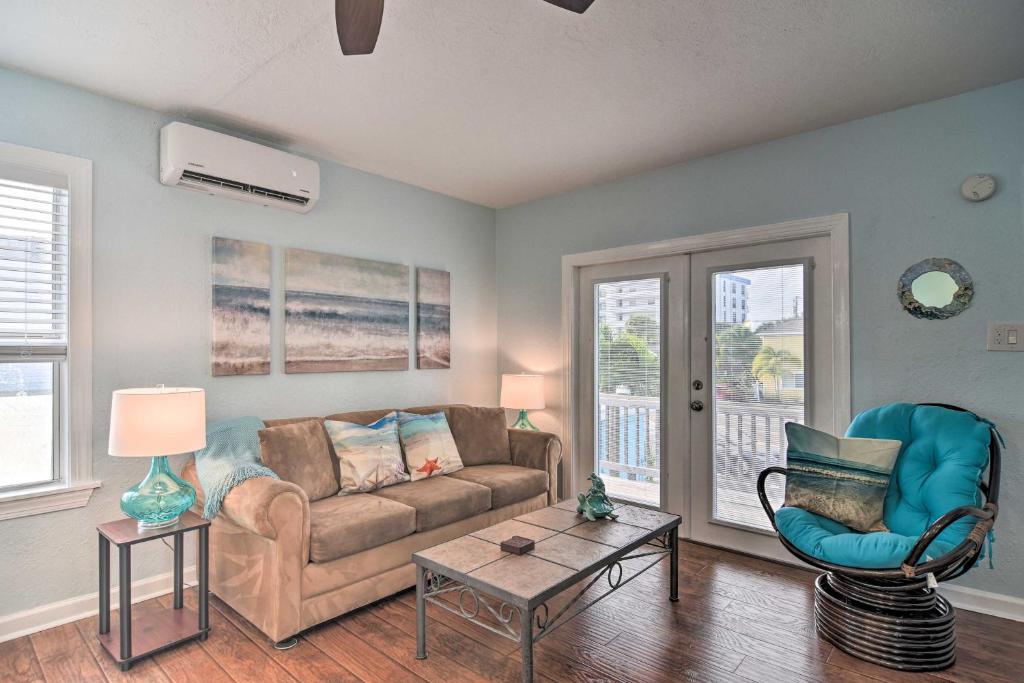 sala de estar con sofá y silla en Condo with Community Pool - Walk to Madeira Beach!, en St Pete Beach