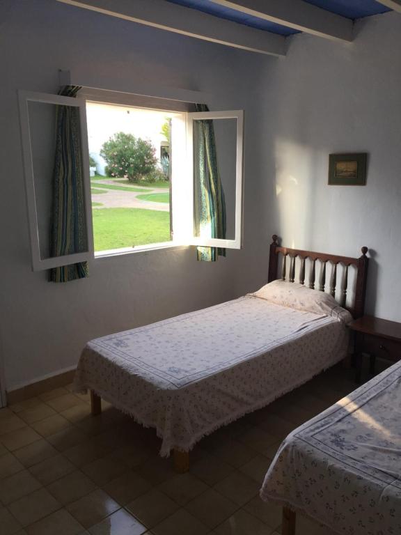 Postel nebo postele na pokoji v ubytování Cala Serena Beach