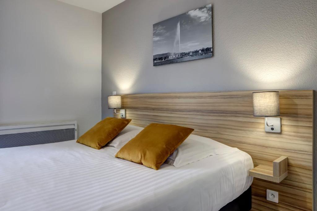 Postel nebo postele na pokoji v ubytování Comfort Aparthotel Divonne L'Orée du Parc