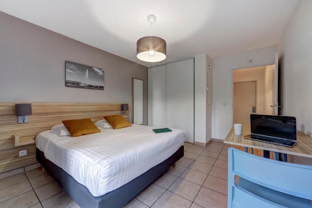Postel nebo postele na pokoji v ubytování Comfort Aparthotel Divonne L'Orée du Parc