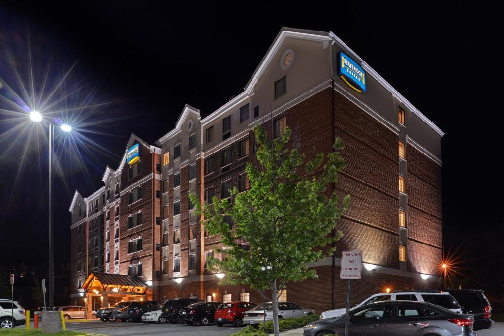 un gran edificio con coches estacionados en un estacionamiento en Staybridge Suites Quantico-Stafford, an IHG Hotel en Stafford
