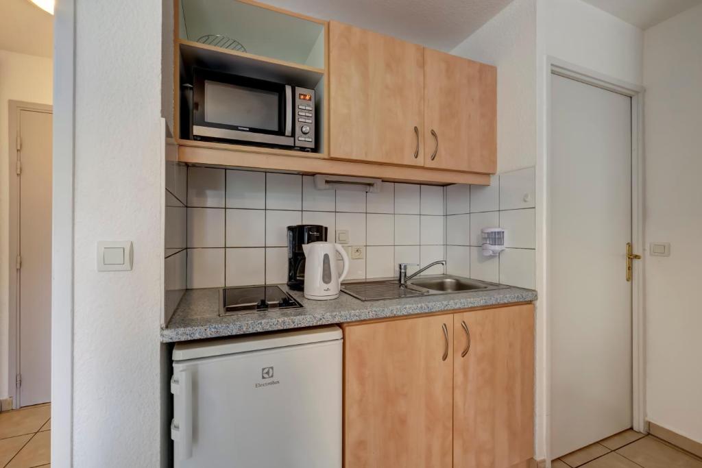 Kuchyň nebo kuchyňský kout v ubytování Comfort Aparthotel Divonne L'Orée du Parc