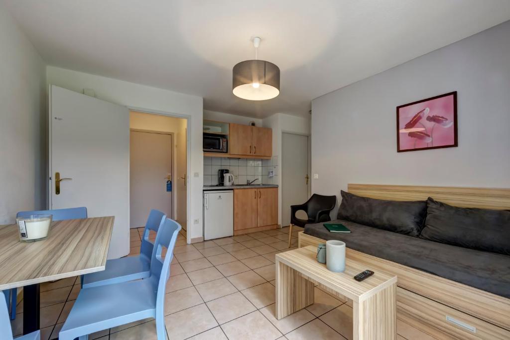 Kuchyň nebo kuchyňský kout v ubytování Comfort Aparthotel Divonne L'Orée du Parc