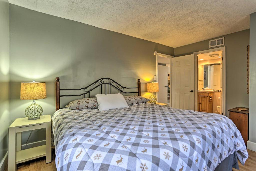 1 dormitorio con 1 cama con edredón azul y blanco en Condo on Big Boulder Lake with Community Pool Access en Lake Harmony
