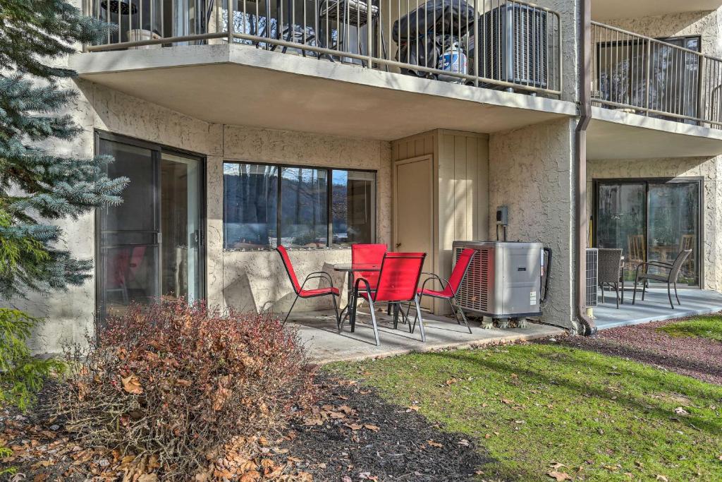 Balkón nebo terasa v ubytování On Big Boulder Lake Condo with Community Pools!