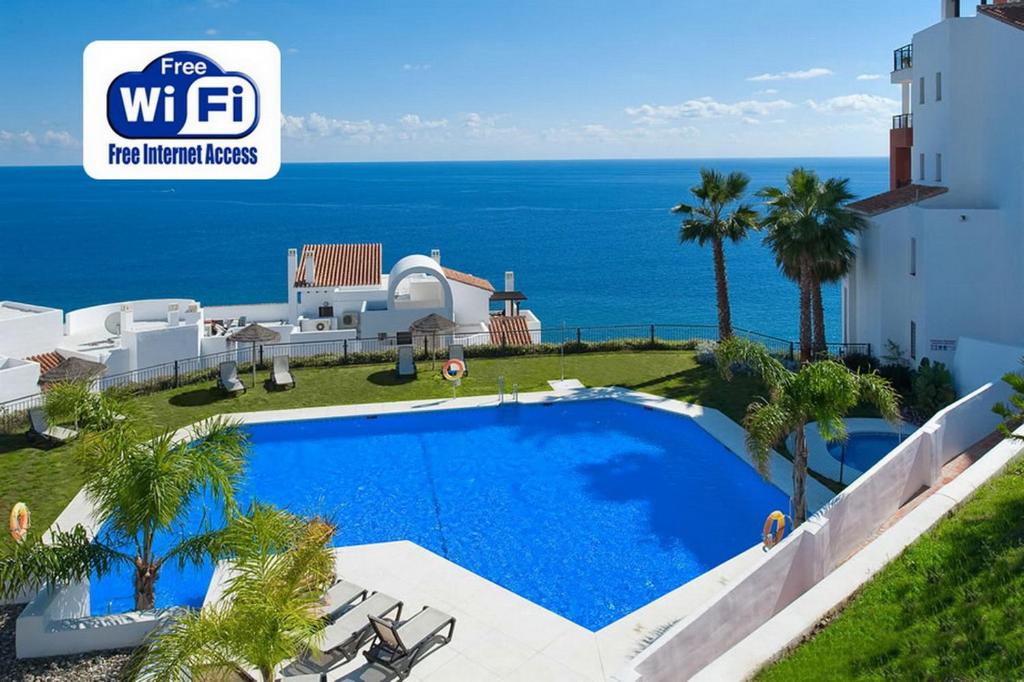 Bazén v ubytování Apartamento con impresionantes vistas al mar nebo v jeho okolí