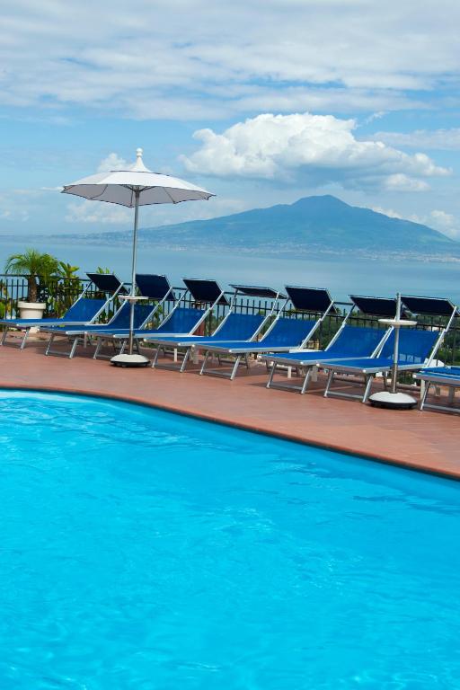 Bazén v ubytování Hotel Cristina nebo v jeho okolí