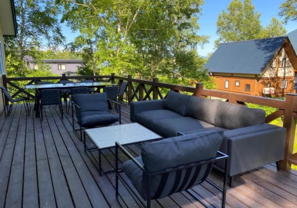 una terraza con sofá, sillas y mesa en V-WIN - Vacation STAY 07301v en Niseko