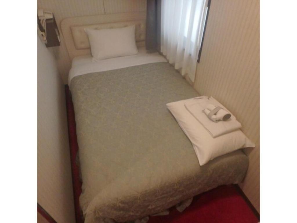 a small bed in a small room at Hotel Suntargas Otsuka - Vacation STAY 08520v in Tokyo