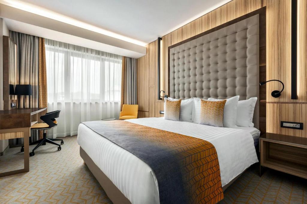 Postel nebo postele na pokoji v ubytování Ramada by Wyndham Ramnicu Valcea