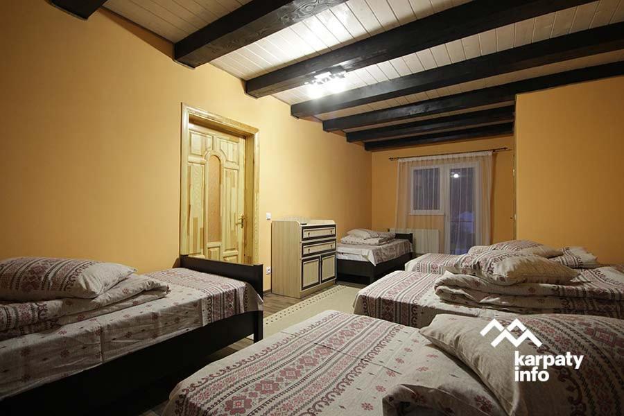 Ένα ή περισσότερα κρεβάτια σε δωμάτιο στο Гiрська Роса