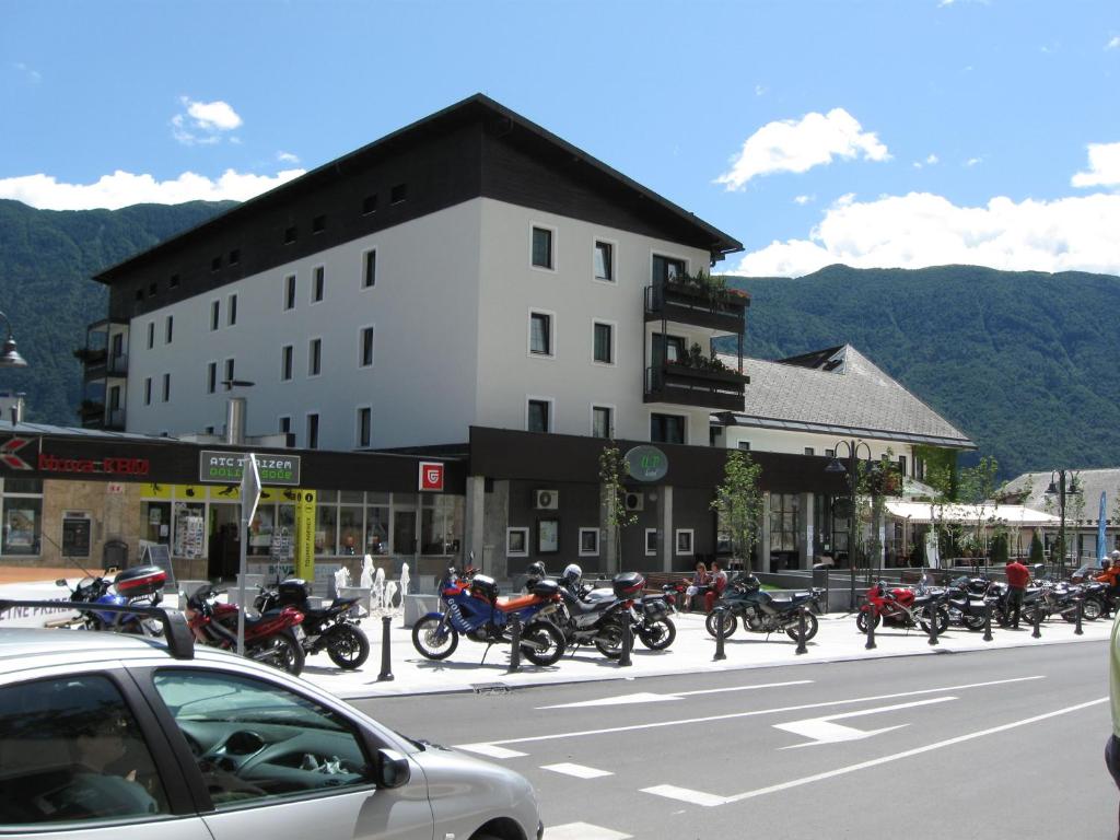 eine Gruppe von Motorrädern, die vor einem Gebäude geparkt sind in der Unterkunft Hotel Alp in Bovec