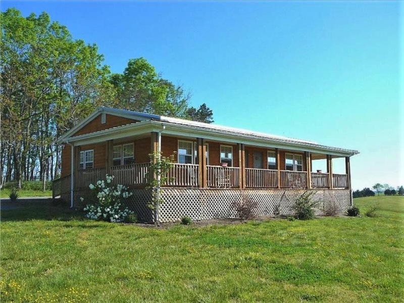 uma casa grande com um alpendre num campo verde em Rb Wild West em Stanley