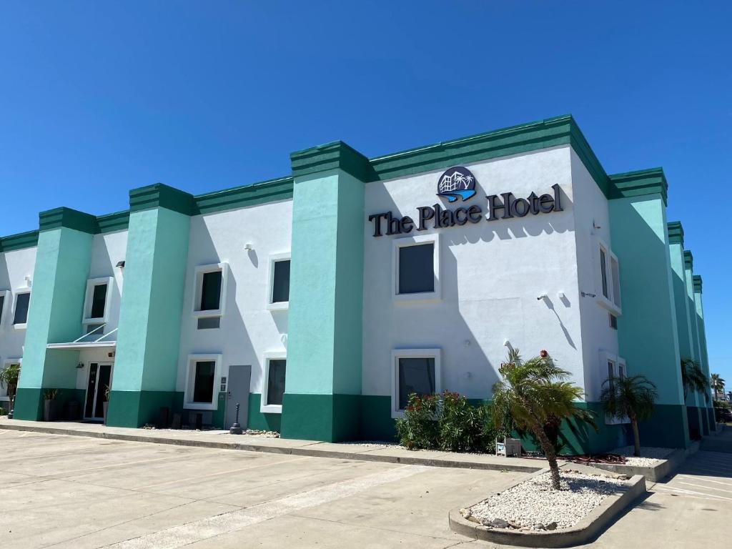 un edificio con el cartel del hotel en The Place at Port Aransas en Port Aransas