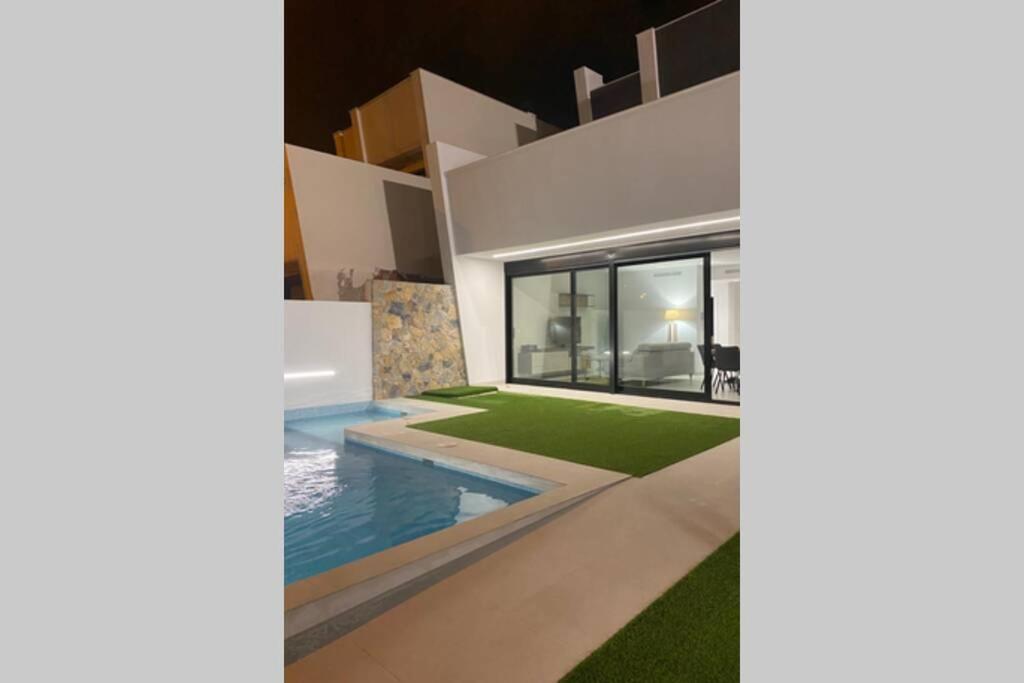 Swimming pool sa o malapit sa Premium strandnära Villa Lo Pagan -byggd 2020