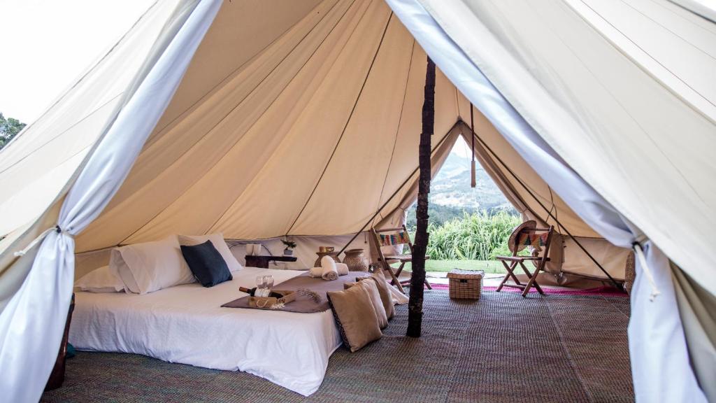 ein großes Zelt mit einem Bett darin in der Unterkunft Glamping Finca Corazón in Arcabuco