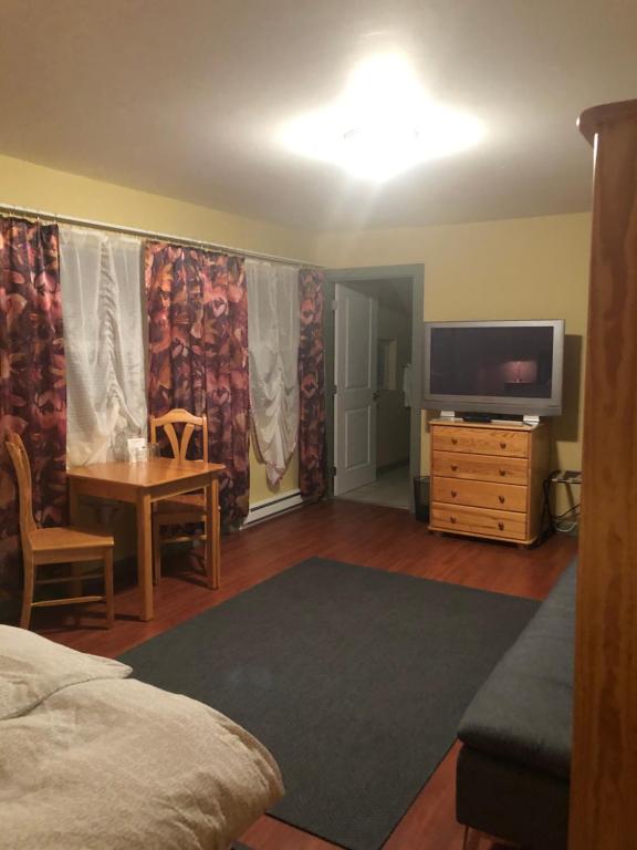 TV a/nebo společenská místnost v ubytování Crowsnest Vineyards Guesthouse