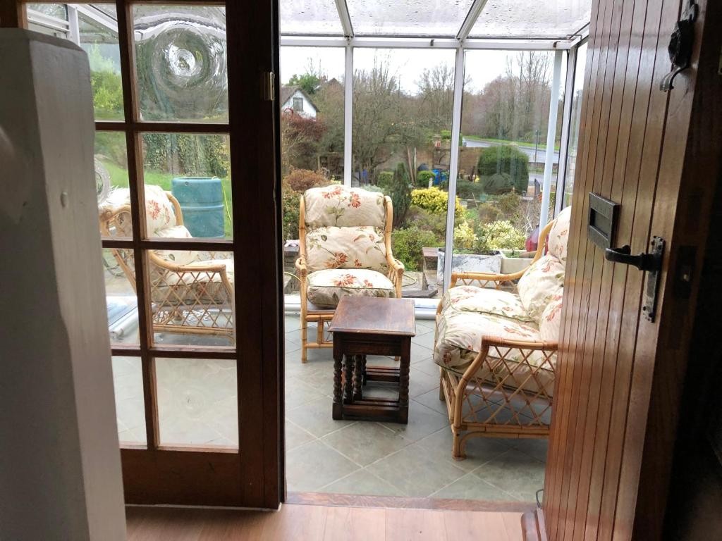 een kamer met 2 stoelen en een tafel op een patio bij Ponders End in Shide