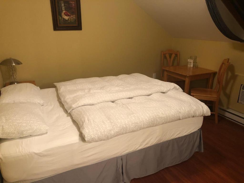 Postel nebo postele na pokoji v ubytování Crowsnest Vineyards Guesthouse