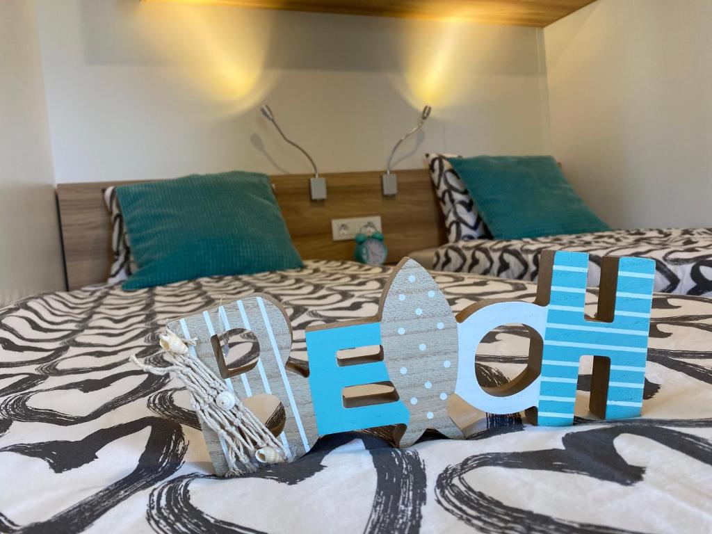 Łóżko lub łóżka w pokoju w obiekcie Mobile Home DIVINA Camp Porton Nature Hideouts
