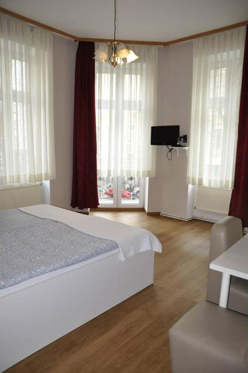 Postel nebo postele na pokoji v ubytování Arnes Hotel Vienna