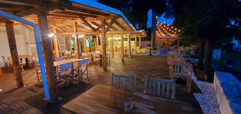 restauracja ze stołami i krzesłami w nocy w obiekcie Mobile Home DIVINA Camp Porton Nature Hideouts w Rovinj