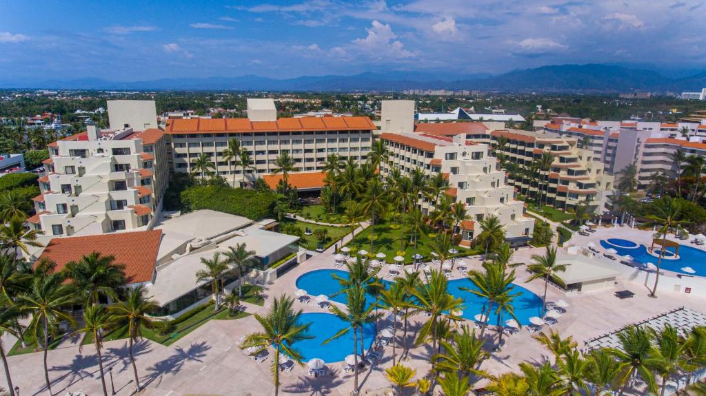 ヌエボ・バジャルタにあるOccidental Nuevo Vallartaのホテルとリゾートの空中の景色を望めます。